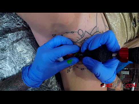 ❤️ Estremamente tatuato hottie Sully Savage ottenuto un tatuaggio sul suo clitoride Solo porno al it.fullpornercom.ru ❤️